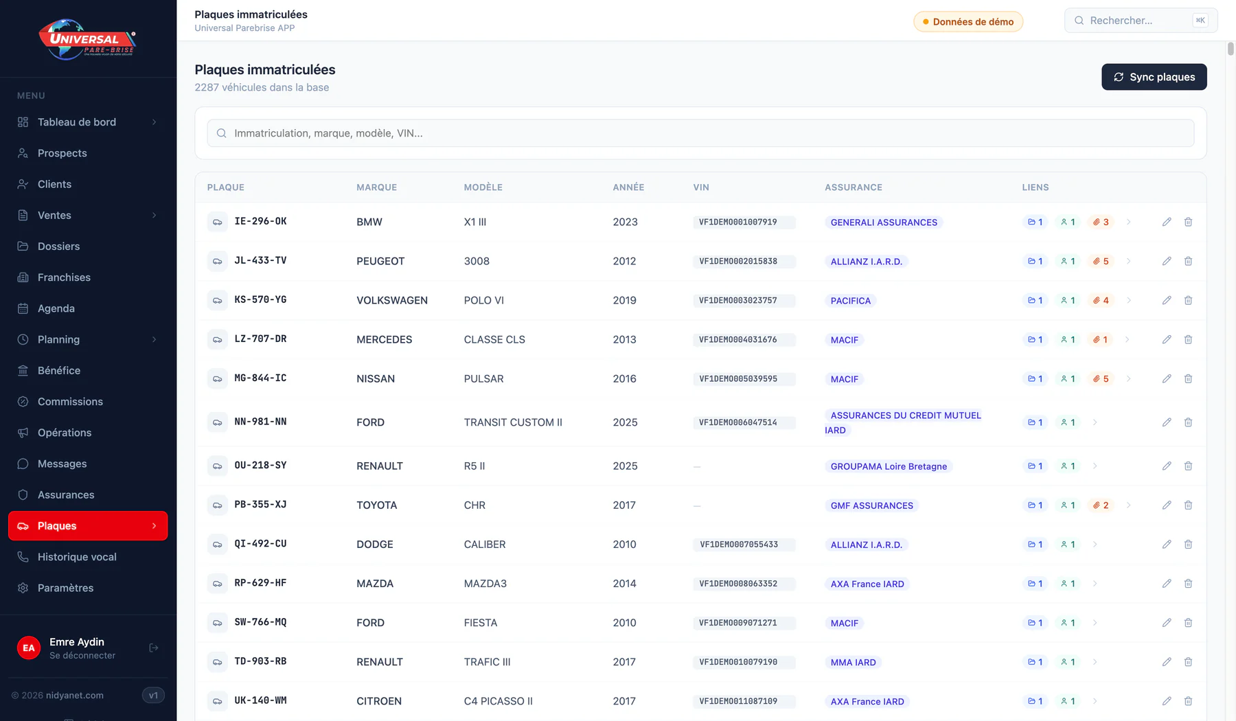CRM Universal Pare-Brise : base des véhicules avec plaque, VIN et assurance (données de démonstration)